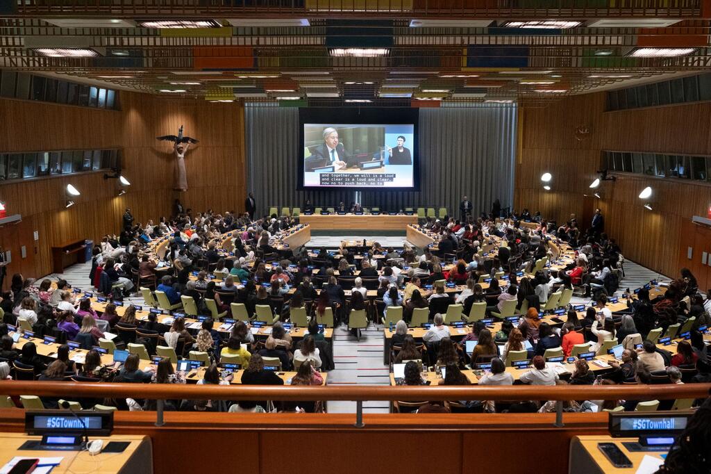 在妇女地位委员会第七十届会议期间举行关于民间社会的会议场景。